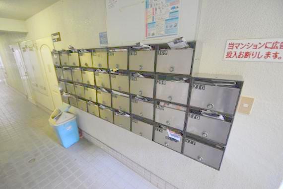 ロビー　ロビーにある各部屋毎のメールボックス。