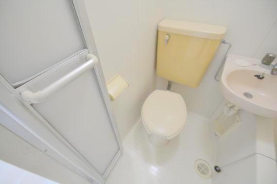 トイレ　白くてピカピカのトイレですね。お掃除もしやすいです。