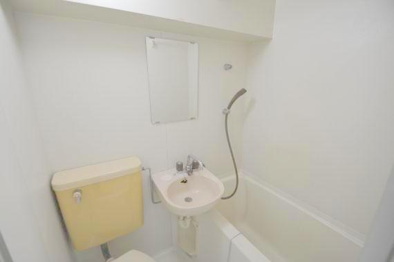 洗面設備　洗面台はバスルーム内です。