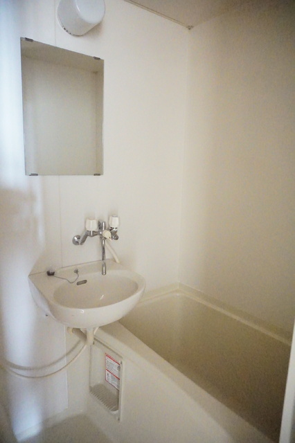 バス・シャワールーム　洗面ボウル付きバスルーム