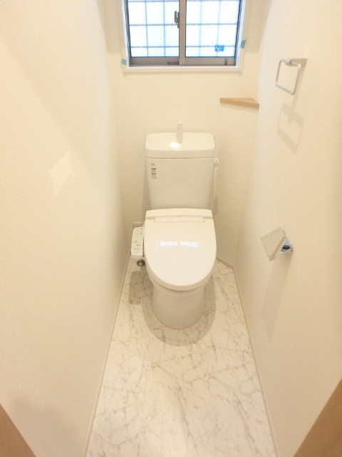 トイレ　★小窓のあるトイレです★