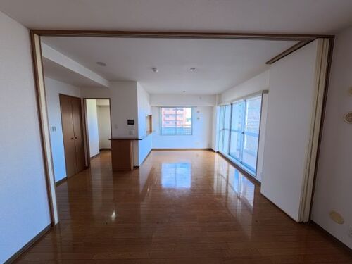 その他部屋・スペース　洋室　約5.1畳からLD　約13.3畳を撮影