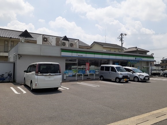 コンビニ　ファミリーマート（コンビニ）まで300m