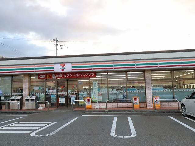 コンビニ　セブンイレブン（コンビニ）まで481m