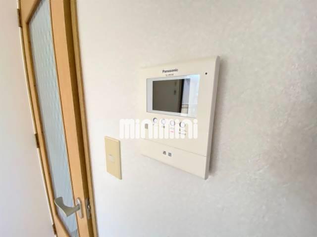 セキュリティ　来訪者の顔が確認できるモニターホン。女性人気が高い設備です。