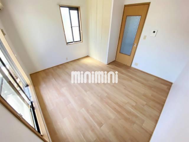 その他部屋・スペース　８帖ある居室なので家具のレイアウトも色々と楽しめます。