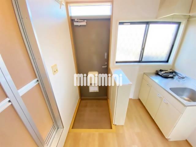 玄関　玄関には下駄箱もあります。