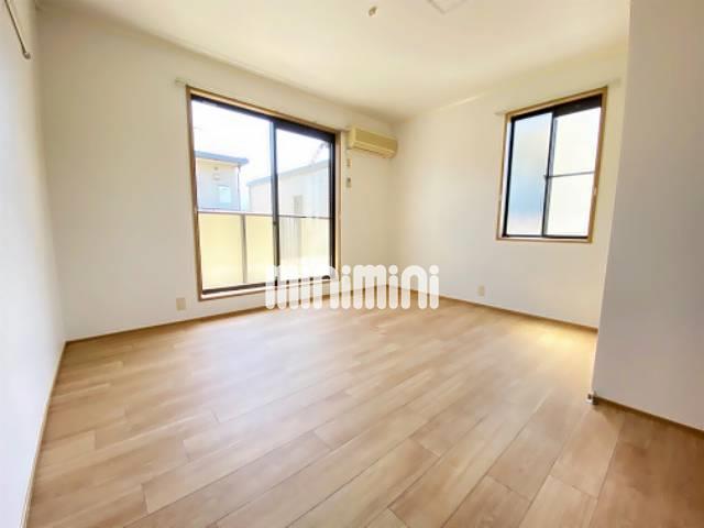 居室・リビング　広々８帖の広さがあります。角部屋で小窓もあり明るいです。