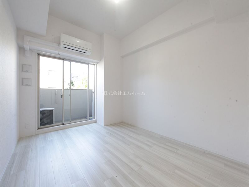 バルコニー　洋室8.0帖　エアコン完備　バルコニーに面しています