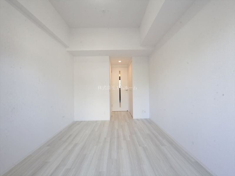 居室・リビング　洋室8.0帖　エアコン完備　バルコニーに面しています