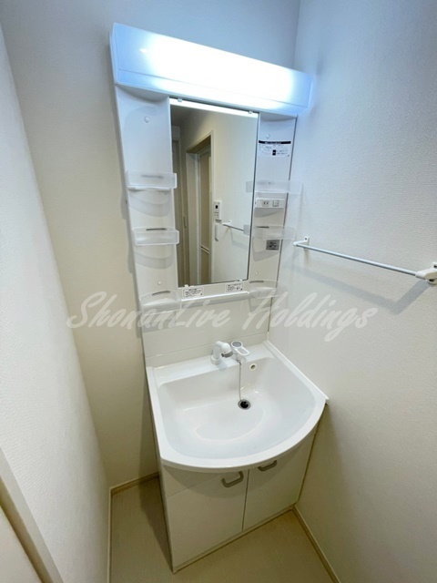 洗面設備　明るい洗面所です