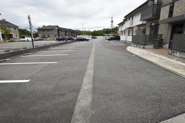 駐車場　駐車場があるので、車を買う予定の方も安心です
