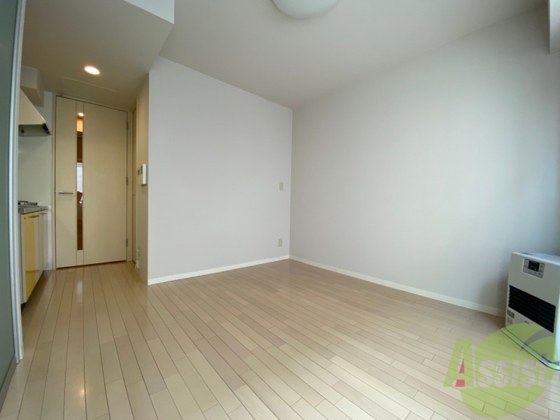 その他部屋・スペース　別の角度から洋室を撮影しました。日射しがあり明るい印象。