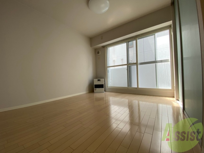 居室・リビング　７．６帖の洋室です。広々として、きれいですね。