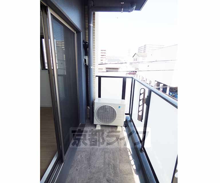 バルコニー　屋根付きで洗濯物も安心のバルコニーです。