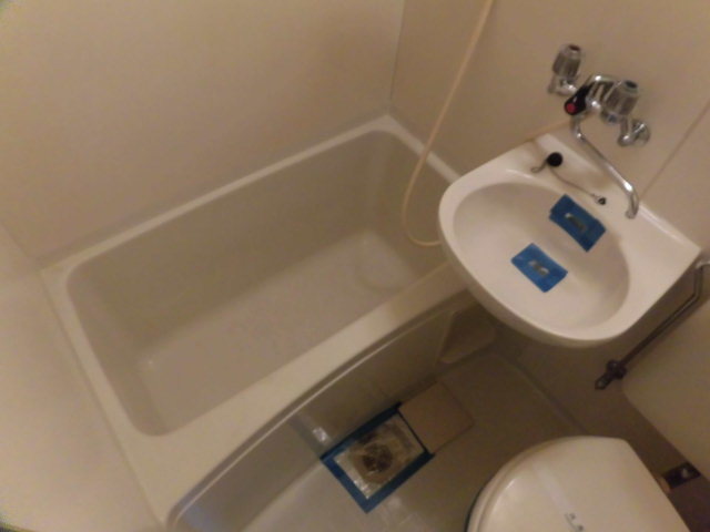 バス・シャワールーム　白基調の綺麗ンあバスルームです。