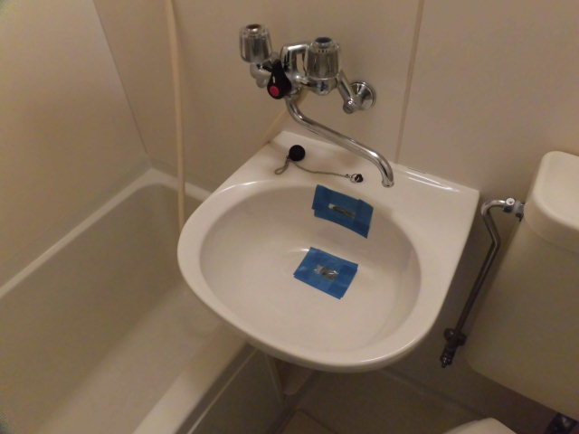 洗面設備　鏡付きの洗面台です。