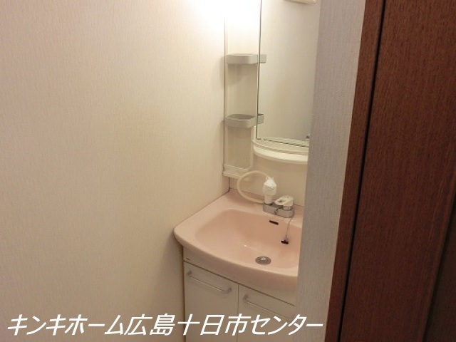 洗面設備　写真は別のお部屋です。