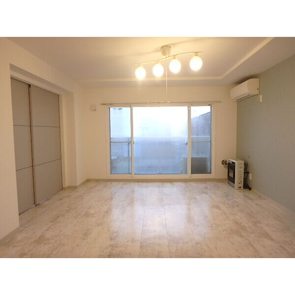 居室・リビング　3階同号室内観です