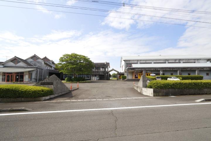 小学校　都城市立明和小学校（小学校）まで294m