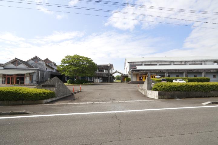 小学校　都城市立明和小学校（小学校）まで671m