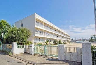 小学校　桶川市立桶川西小学校（小学校）まで394m