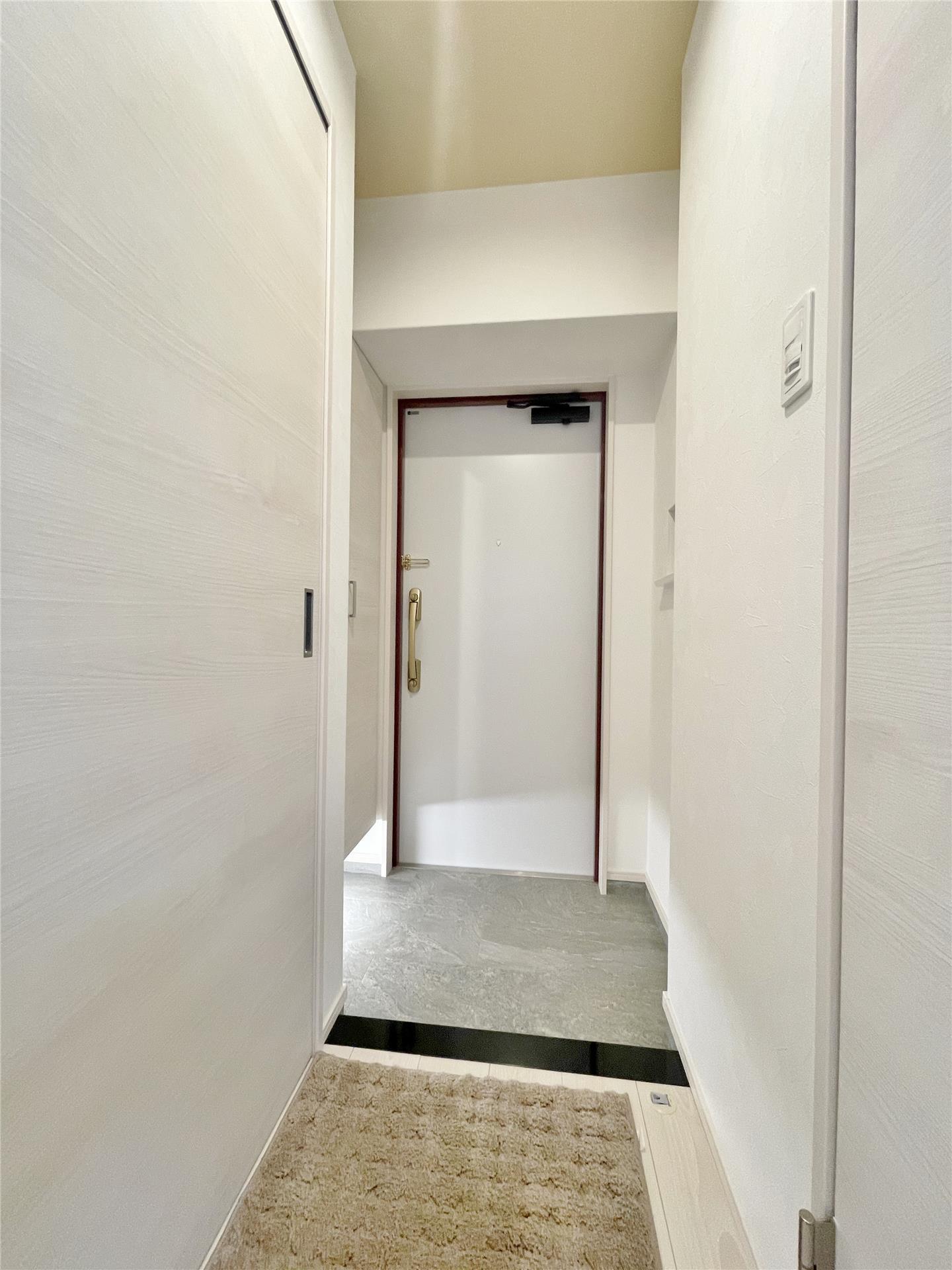 玄関　※モデルルーム写真のため、入居時家具・備品等はついてきません