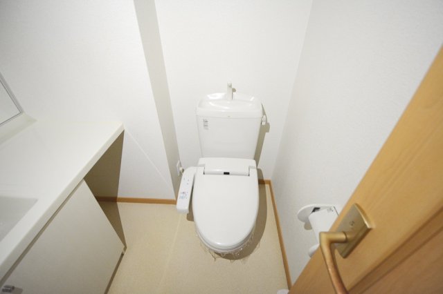 トイレ　温水洗浄便座付きで便利です♪