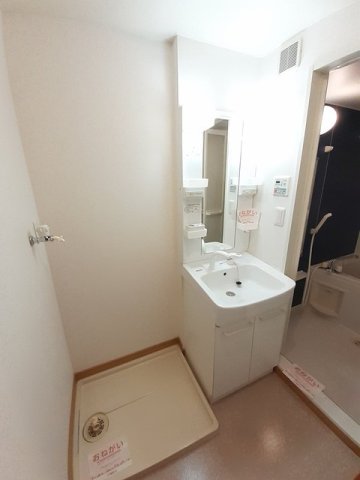 洗面設備　明るい洗面所です