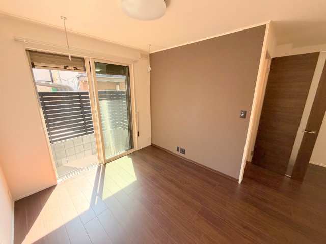 居室・リビング　明るく広々としたリビングです。