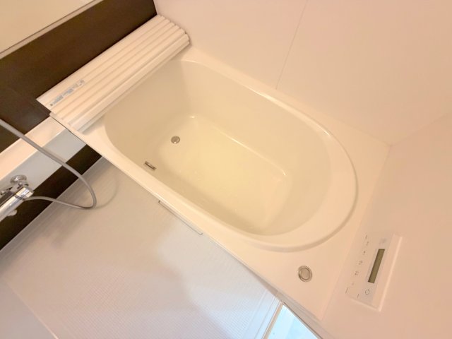 バス・シャワールーム　広めのお風呂は一日の疲れを癒してくれます。