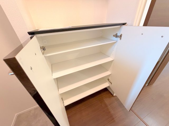 収納　大きいシューズボックスは靴がいっぱい入れれますね。