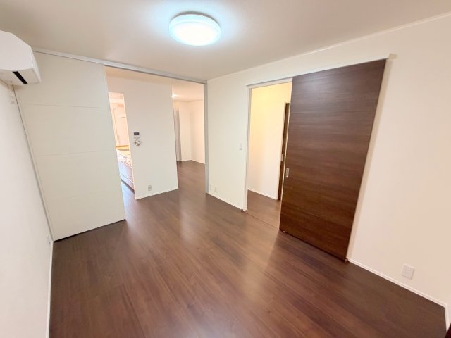 その他部屋・スペース　ゆとりのあるベッドルームで快適な睡眠をとってくださいね。