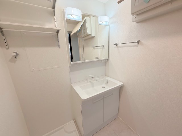 洗面設備　身支度が出来る独立洗面台です。