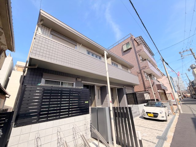 建物外観　閑静な住宅地にある、落ちついた色合いのキレイな建物です。