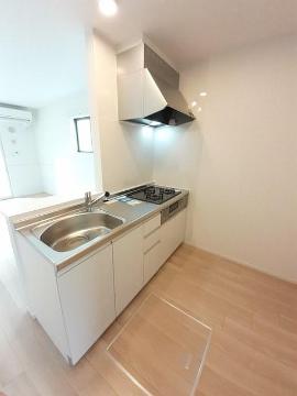 キッチン　ガスコンロとグリル付システムキッチン