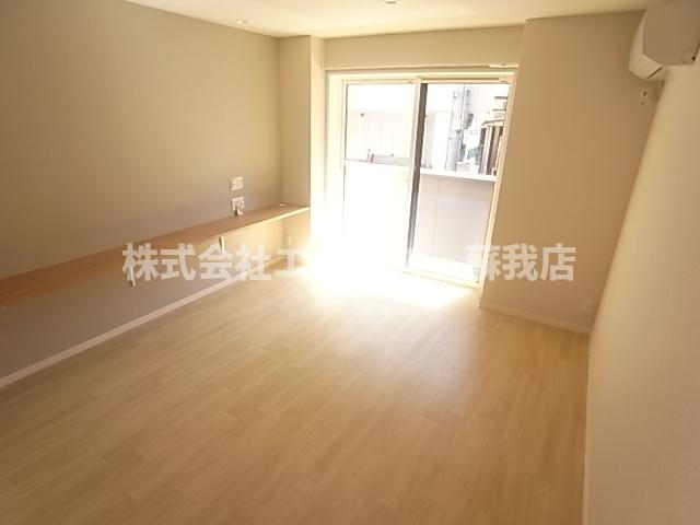 居室・リビング　同建物別部屋の写真となります。