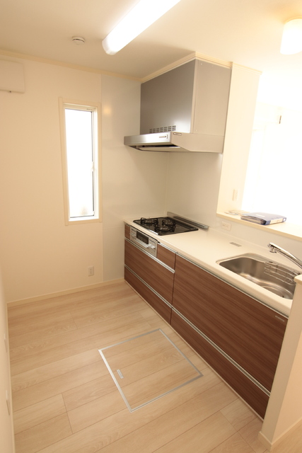 キッチン　カウンター型システムキッチン（３口ガスコンロ付き）