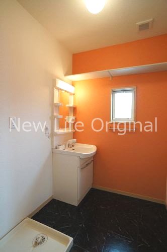 洗面設備　シャワー付き洗面台で朝の支度も楽にできます☆