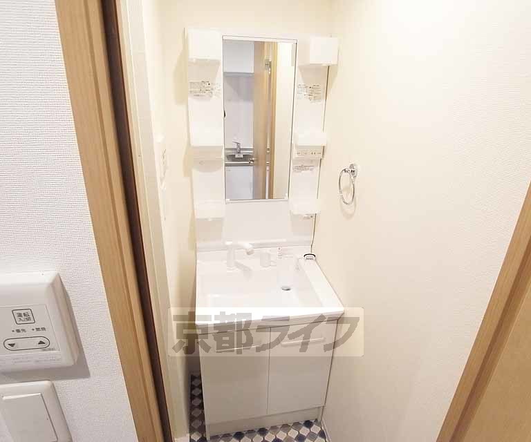 洗面設備　独立洗面台付きです。