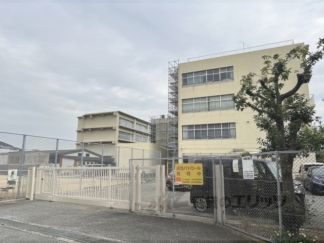 中学校　宝塚市立南ひばりガ丘中学校（中学校）まで850m