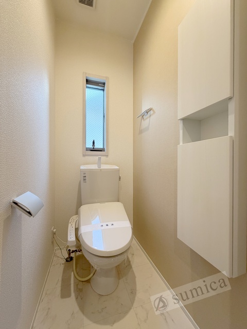 トイレ　人気アイテムの温水洗浄便座。清潔感のあるトイレです。