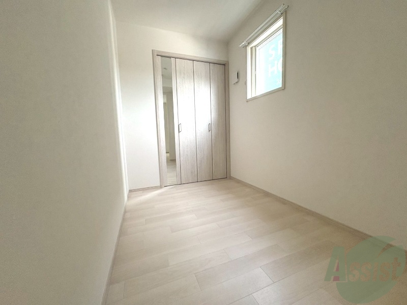 その他部屋・スペース　３．０帖の寝室になります。家具を置いても狭く感じないです。