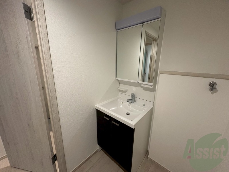 洗面設備　三面鏡になっているので、鏡を広く使えます。