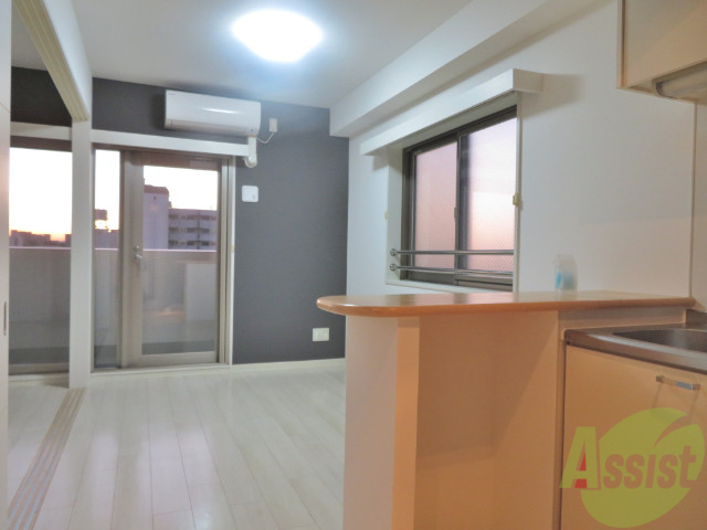 居室・リビング　壁のアクセントクロスがおしゃれな部屋ですね。