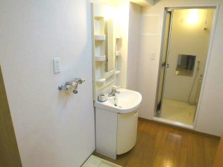 洗面設備　朝の支度にも助かる、独立の洗髪洗面化粧台