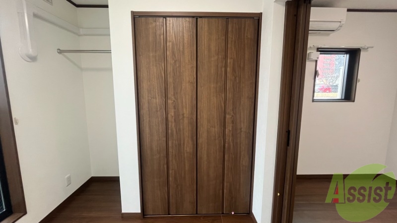 収納　洋室のクローゼットの隣にはハンガー掛けもあります。