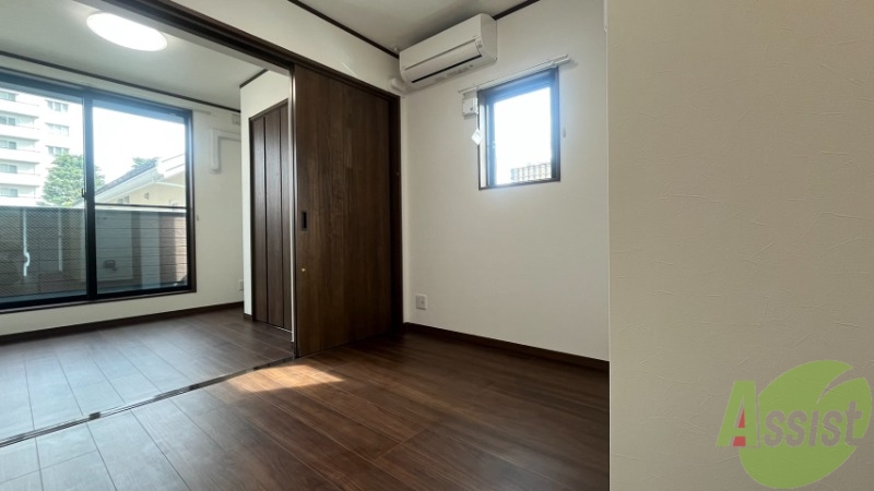 居室・リビング　５．６帖のリビングです。奥には３．２帖の洋室もあります。