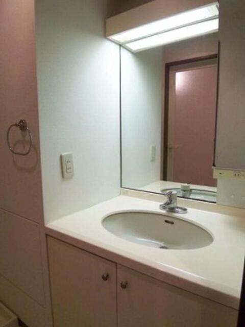 洗面設備　明るい洗面所です