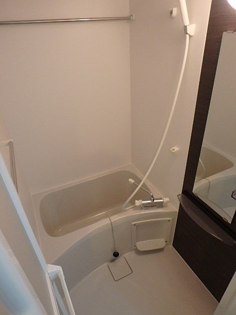 バス・シャワールーム　清潔感のあるバスルームです。